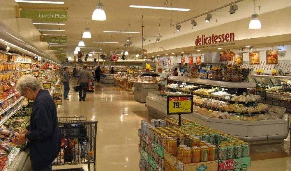 Some people is consuming in supermarket showing the inflation in US