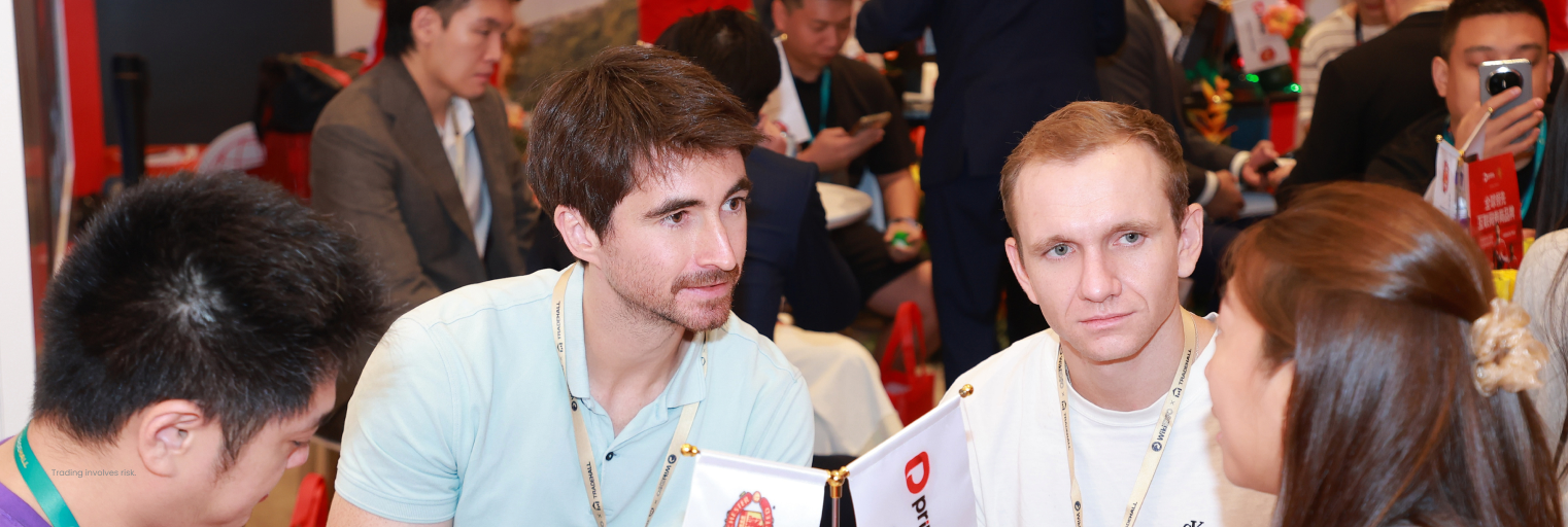 Visitantes conversan con representantes de D Prime en WikiEXPO Hong Kong 2026.